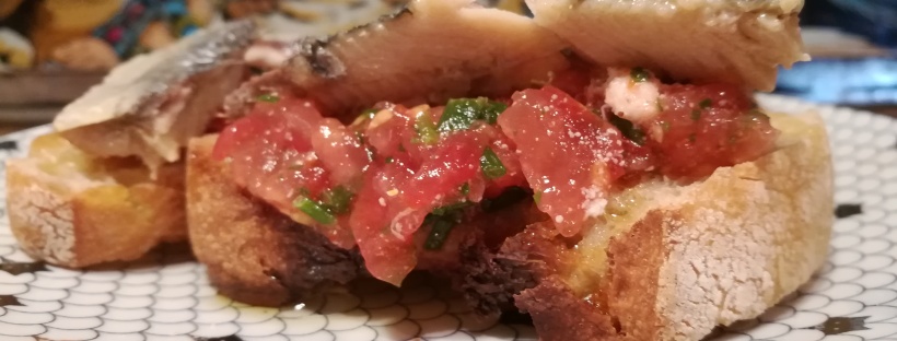 Tartine aux sardines de fin de tiroirs - cuisiner avec les restes - recette étudiante cuisine étudiant - tomates pain sardine persil - BouffePorn