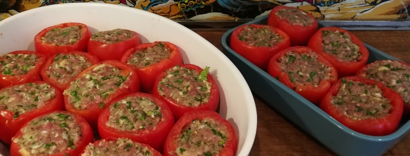 Vue sur 2 plats remplis de Tomates farcies - BouffePorn