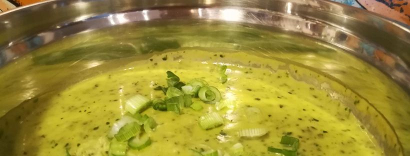 Recette de soupe froide de courgettes à la coriande - BouffePorn
