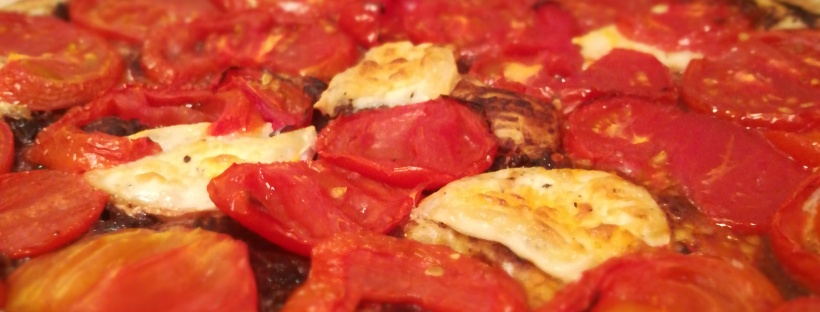 Recette facile et rapide d'une tarte à la tomate avec du fromage de chèvre et de la tapenade - BouffePorn