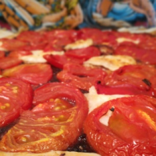 Recette facile et rapide d'une tarte à la tomate avec du fromage de chèvre et de la tapenade - BouffePorn